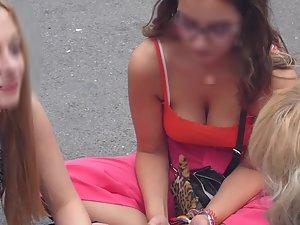 Downblouse of big boobs while she chills with friends Picture 8