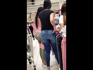 Impossibly big butt spotted in supermarket Picture 6