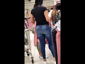 Impossibly big butt spotted in supermarket Picture 7