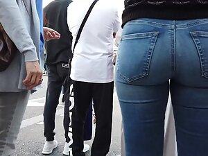 Gorgeous girl fills her jeans in an amazing way Picture 1