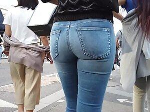 Gorgeous girl fills her jeans in an amazing way Picture 3