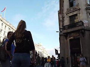 Gorgeous girl fills her jeans in an amazing way Picture 5