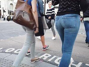 Gorgeous girl fills her jeans in an amazing way Picture 7