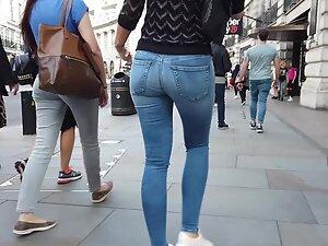 Gorgeous girl fills her jeans in an amazing way Picture 8