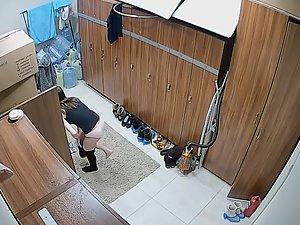 Hot brunette changing into colorful leggings Picture 1