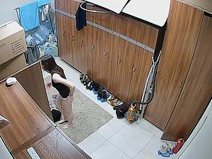 Hot brunette changing into colorful leggings Picture 2