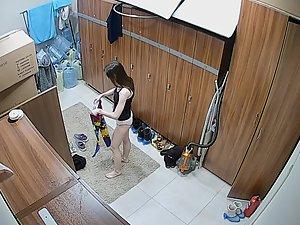 Hot brunette changing into colorful leggings Picture 4