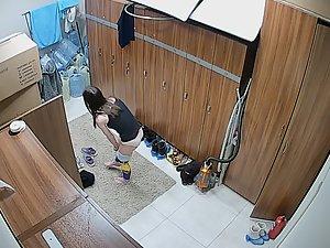 Hot brunette changing into colorful leggings Picture 8