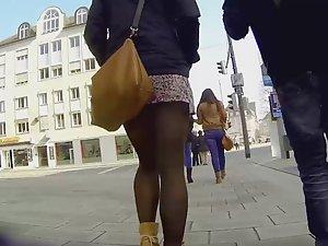 Bizarre accidental upskirt shows ass Picture 1