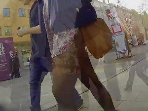 Bizarre accidental upskirt shows ass Picture 2
