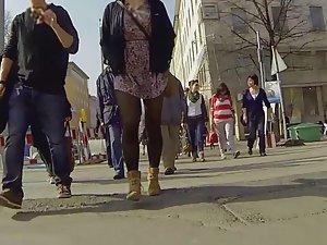 Bizarre accidental upskirt shows ass Picture 6