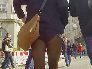 Bizarre accidental upskirt shows ass Picture 7