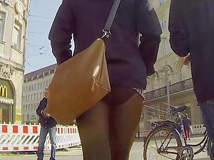 Bizarre accidental upskirt shows ass Picture 8