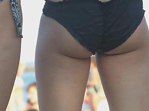 Tight buttocks in crumbled black bikini Picture 1
