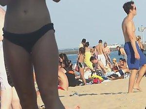Tight buttocks in crumbled black bikini Picture 2