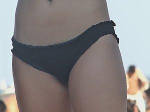 Tight buttocks in crumbled black bikini Picture 3