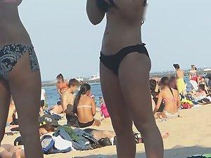 Tight buttocks in crumbled black bikini Picture 4