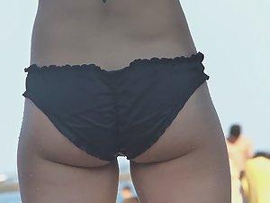 Tight buttocks in crumbled black bikini Picture 5