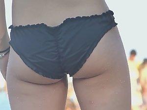 Tight buttocks in crumbled black bikini Picture 6