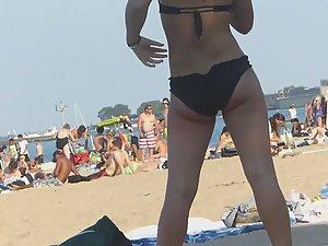 Tight buttocks in crumbled black bikini Picture 8