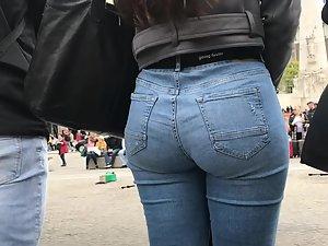 Noticeable ass clenching in tight jeans Picture 4