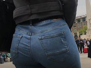Noticeable ass clenching in tight jeans Picture 6