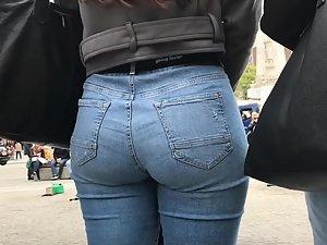Noticeable ass clenching in tight jeans