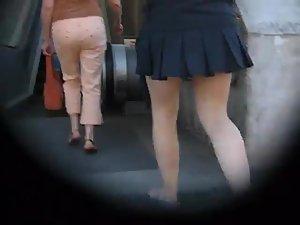 Short skirt spied on the moving stairs Picture 2