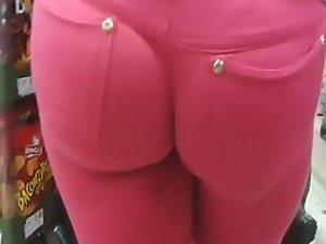 Voyeur films a great ass in pink pants Picture 1