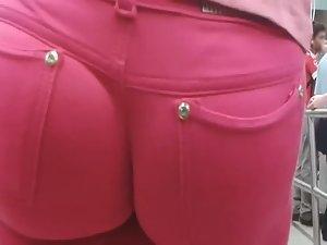 Voyeur films a great ass in pink pants Picture 2