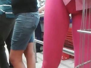 Voyeur films a great ass in pink pants Picture 5