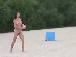 Naked girl playing frisbee on a beach Picture 2