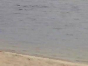 Naked girl playing frisbee on a beach Picture 6