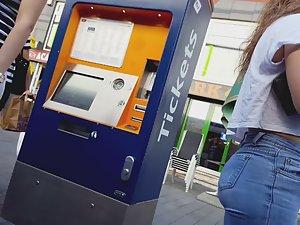 Curvy shorty with an adorable belly button Picture 1