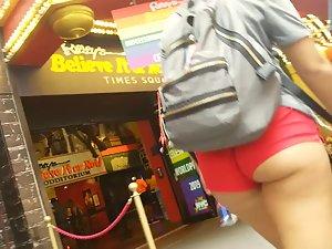 Such thick ass can't hide under backpack Picture 3