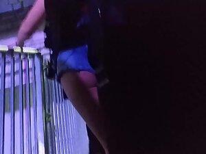 Slutty bubble butt found on party entrance Picture 6
