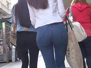 Soft butt looks gorgeous in jeans Picture 1