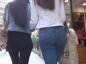 Soft butt looks gorgeous in jeans Picture 2