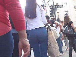 Soft butt looks gorgeous in jeans Picture 4