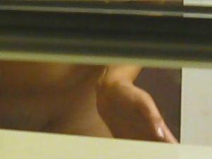 Peeping a nude girl in the kitchen Picture 3