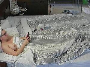 Spying on milf making naked pictures and selfies Picture 8