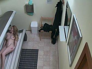 Finger fucking during tanning session Picture 1