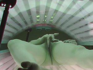 Finger fucking during tanning session Picture 4