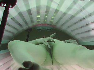 Finger fucking during tanning session Picture 5