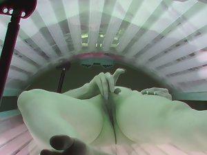 Finger fucking during tanning session Picture 6