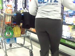 Following a girl's sexy ass in the store Picture 6
