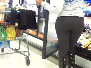 Following a girl's sexy ass in the store Picture 7