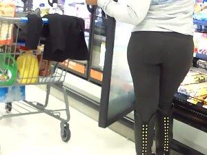 Following a girl's sexy ass in the store Picture 8