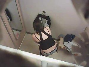 Voyeur peeps on girls trying out clothes Picture 2
