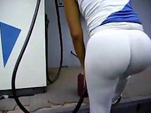 Spying a tight butt in even tighter pants